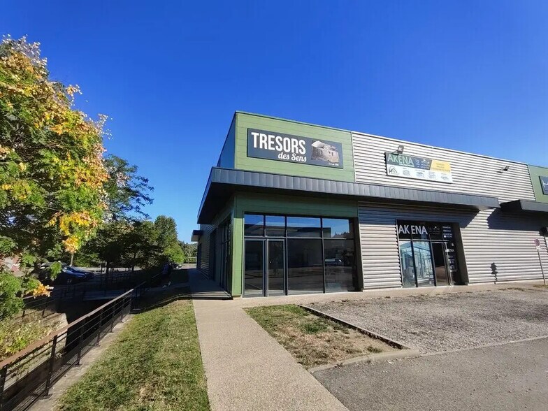 Retail in Bourgoin-Jallieu for lease - Building Photo - Image 2 of 4