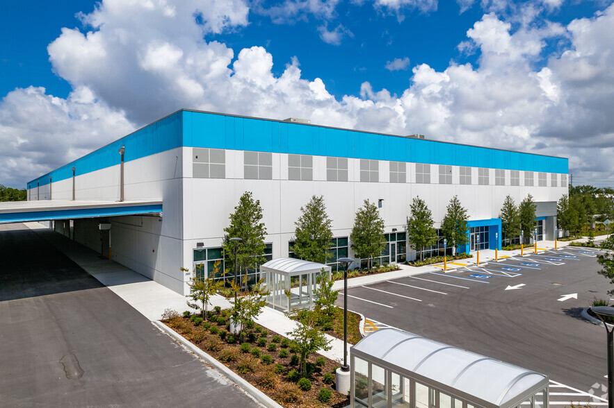 3201 Gateway Centre Pky, Pinellas Park, FL for lease - Building Photo - Image 2 of 6