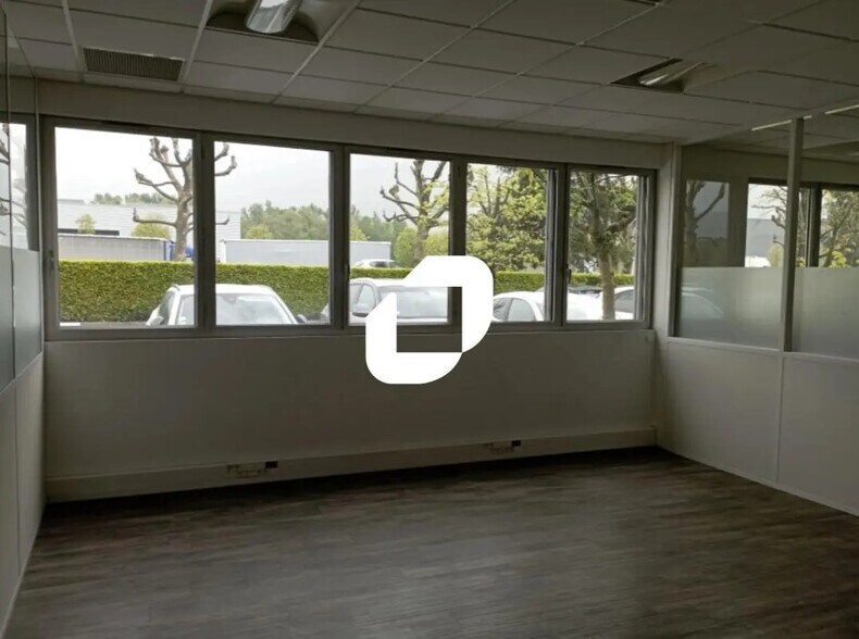 Office in Moirans for lease - Interior Photo - Image 2 of 9