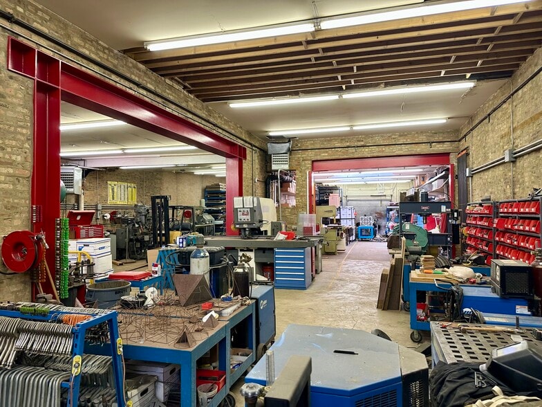 Mixed-Use Property Wicker Park portfolio of 2 properties for sale on LoopNet.com - Building Photo - Image 3 of 22