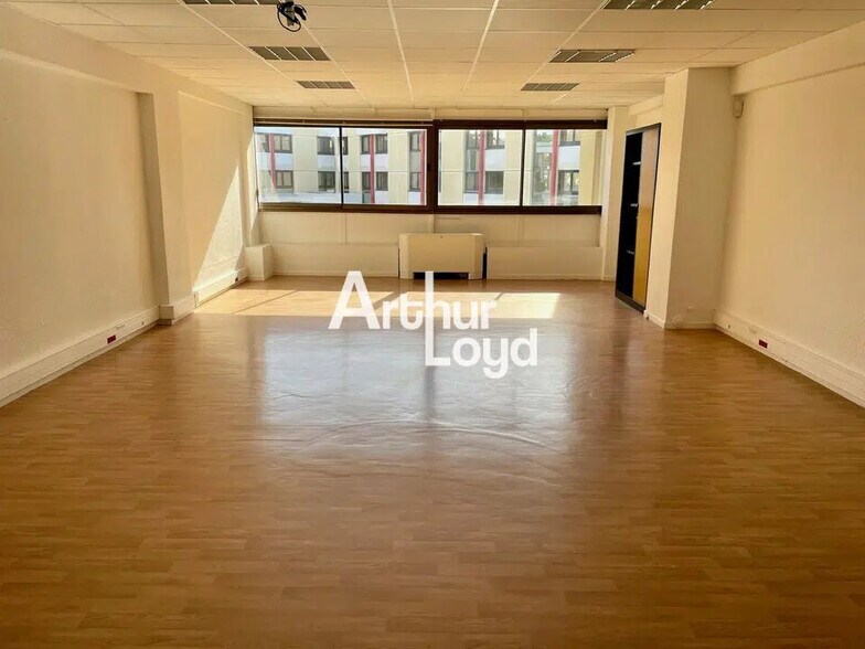 Office in Saint-Laurent-du-Var for lease - Interior Photo - Image 2 of 7