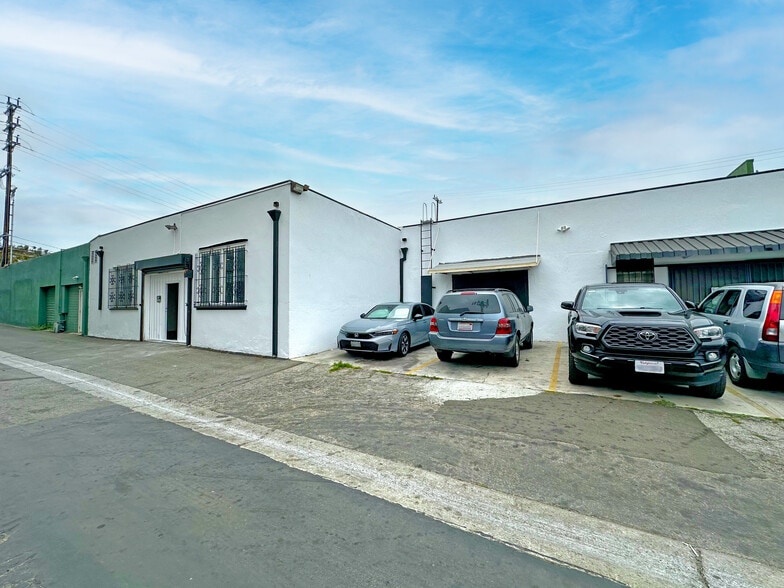 2209 Barry Ave, Los Angeles, CA for lease - Primary Photo - Image 1 of 12
