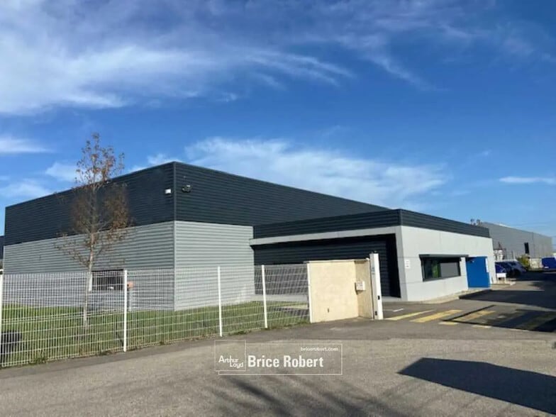 Office in Meyzieu for lease - Building Photo - Image 1 of 12