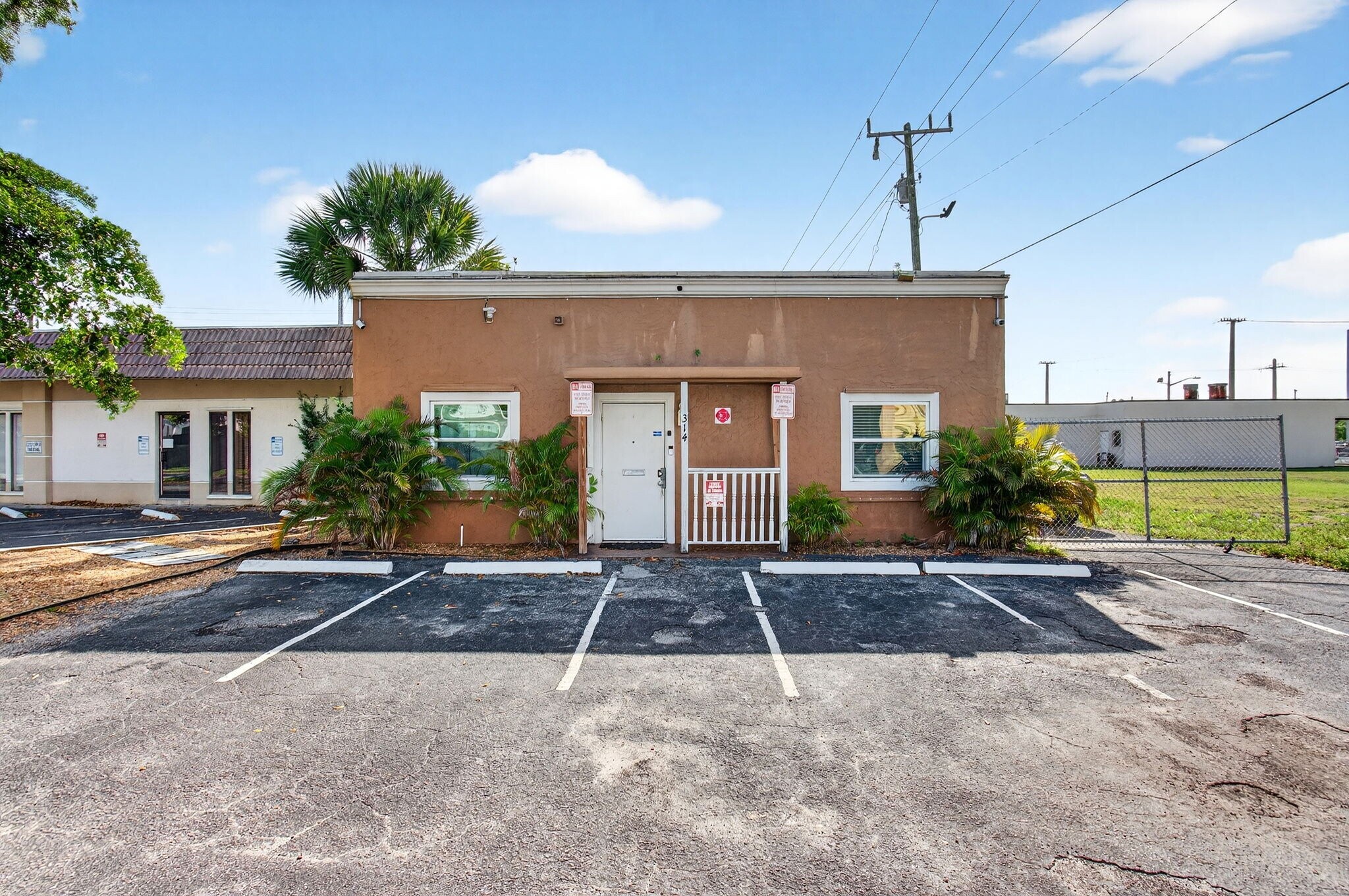 321 N Railroad Ave, Boynton Beach, FL for lease Interior Photo- Image 1 of 9