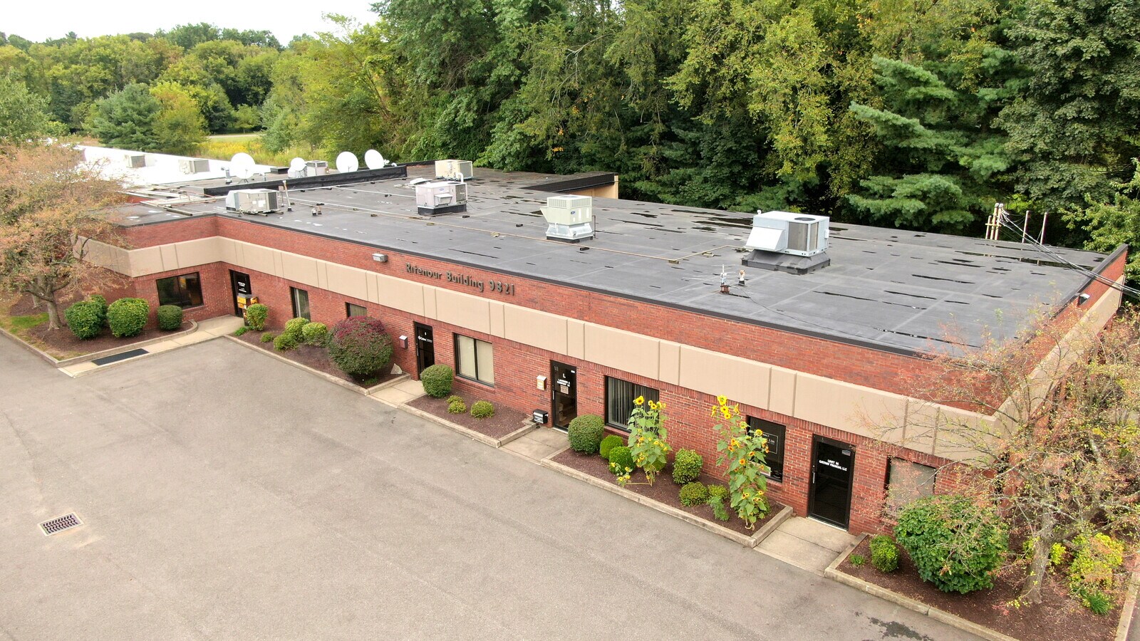 9821 Olde Eight Rd, Northfield, OH 44067