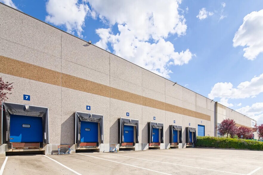 Industrial in Neuville-en-Ferrain for lease - Building Photo - Image 1 of 3