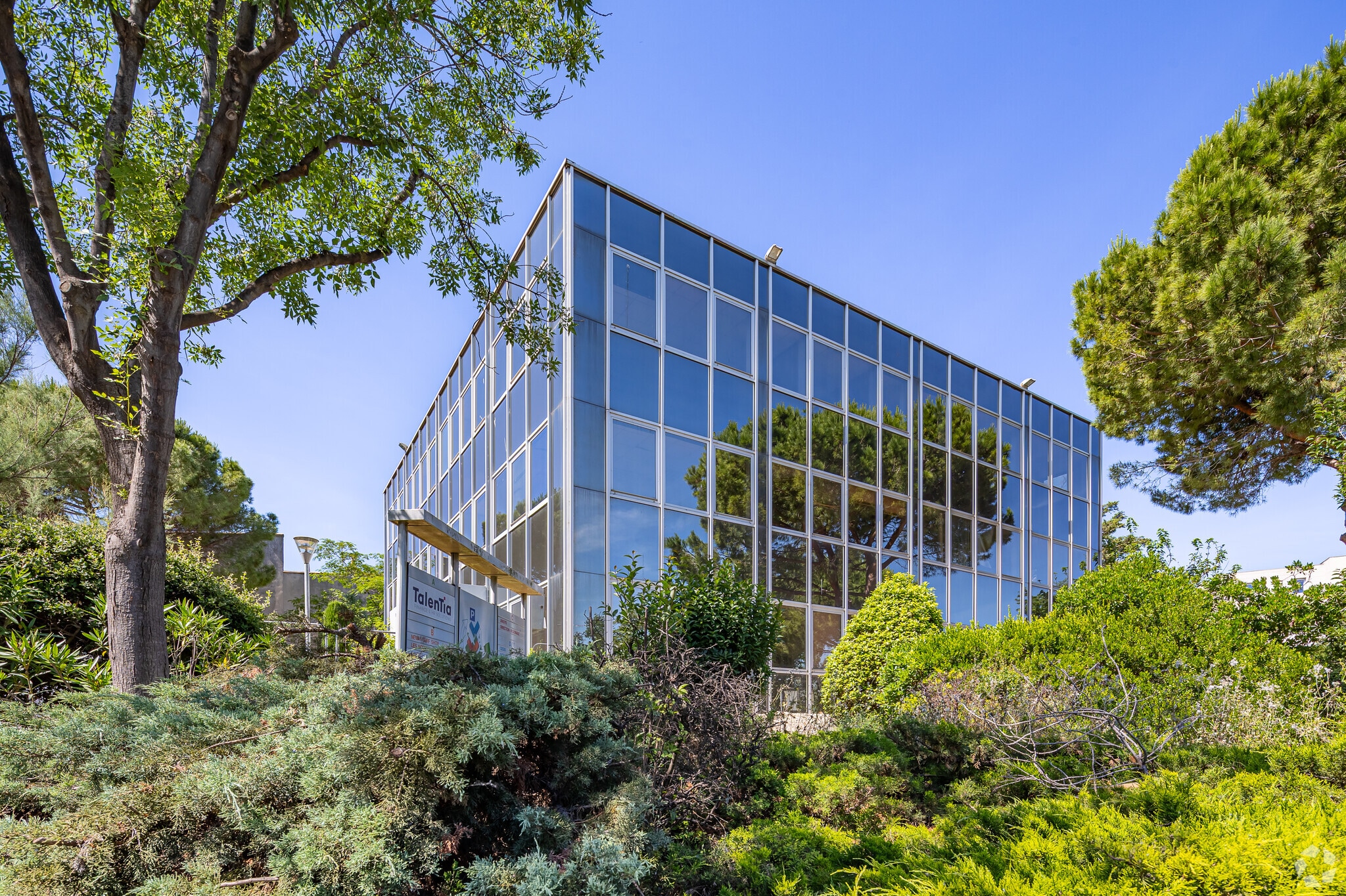 Retail in Marseille for lease Primary Photo- Image 1 of 4