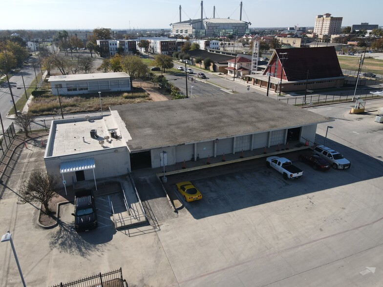 831 Crockett st, San Antonio, TX for lease - Building Photo - Image 1 of 12