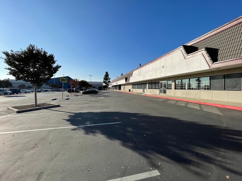 5225-5247 Arrow Hwy, Montclair, CA for lease - Building Photo - Image 3 of 11