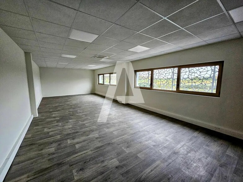 Flex in Marolles-en-Hurepoix for lease - Interior Photo - Image 3 of 7