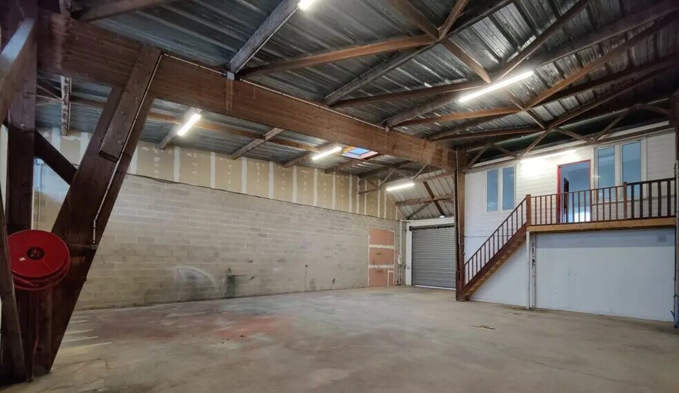 Flex in Saint-Pierre-lès-Elbeuf for lease - Interior Photo - Image 2 of 2