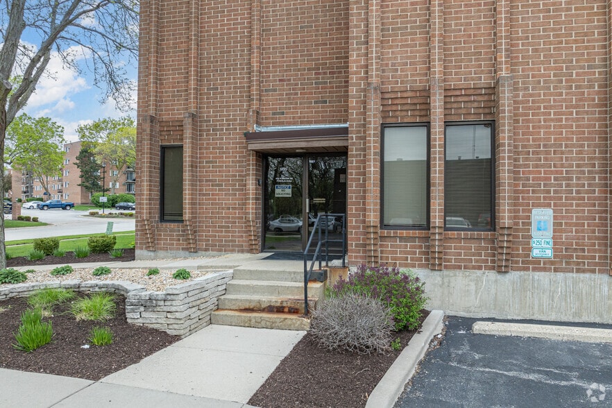 1035 N Hilltop Dr, Itasca, IL for lease - Building Photo - Image 2 of 5