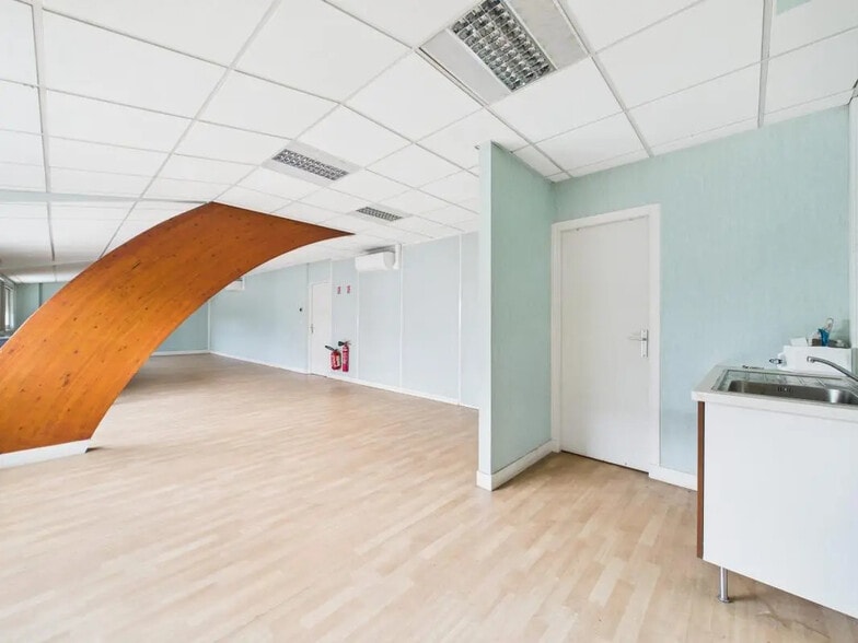 Flex in Wissous for lease - Building Photo - Image 3 of 4