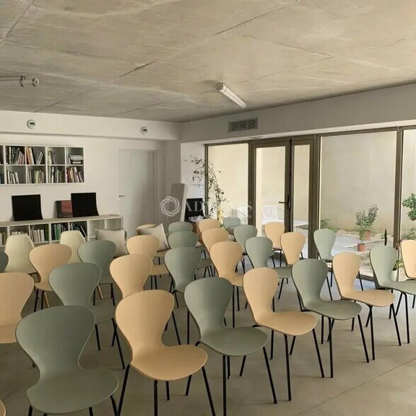 Office in  for lease - Building Photo - Image 2 of 9