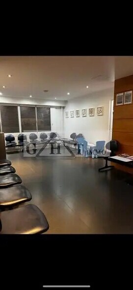 Retail in Charenton-le-Pont for sale - Interior Photo - Image 1 of 3