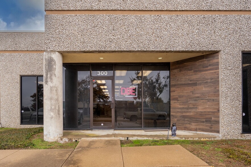 1930 Alpha Dr, Rockwall, TX for lease - Primary Photo - Image 1 of 2