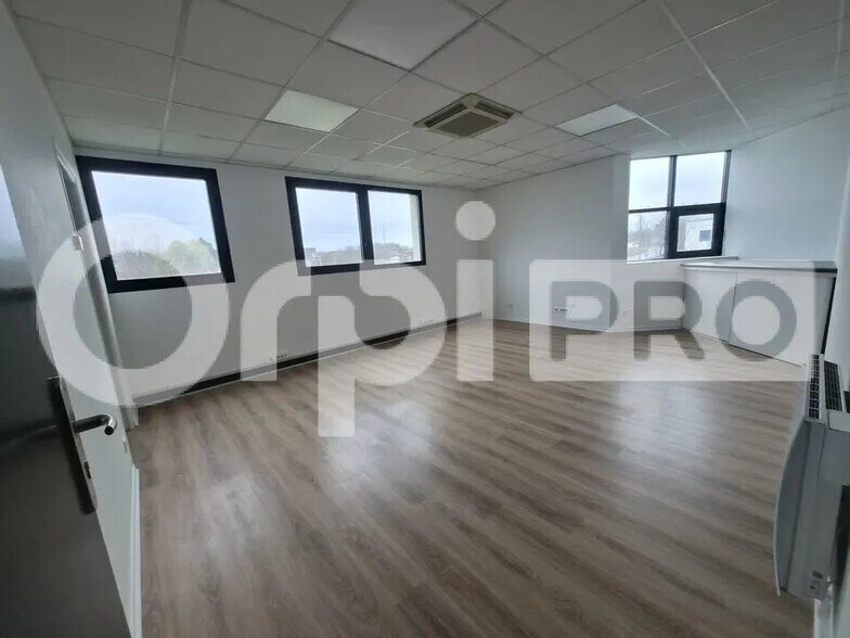 Office in Reims for lease - Building Photo - Image 3 of 10