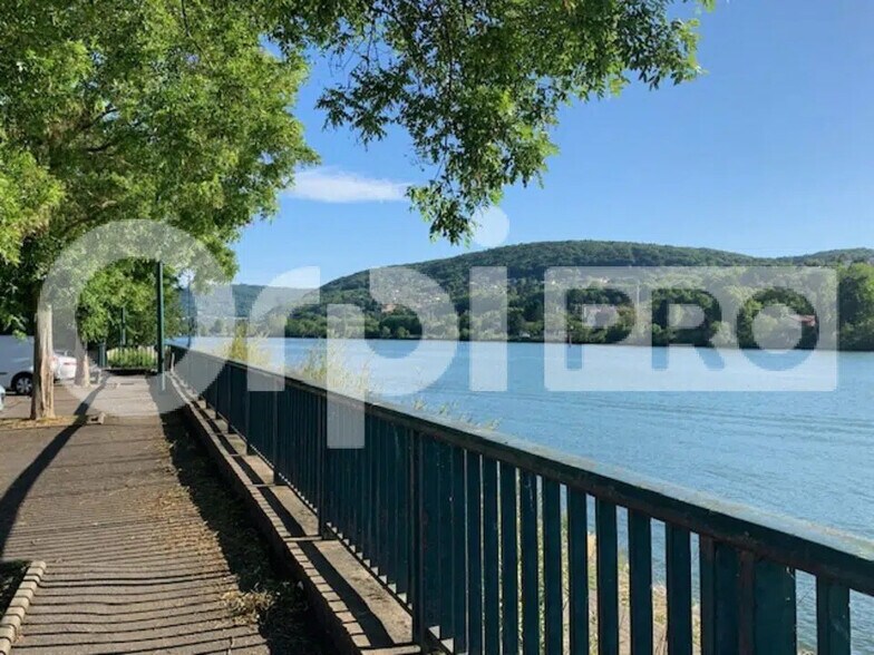 Retail in Neuville-sur-Saône for lease - Building Photo - Image 2 of 4