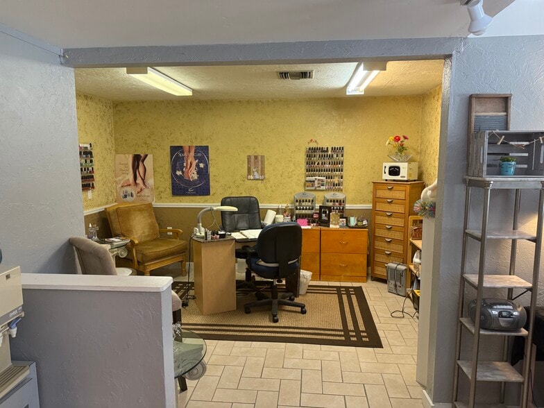 1030 Camphor Ln, Deland, FL for sale - Interior Photo - Image 2 of 8