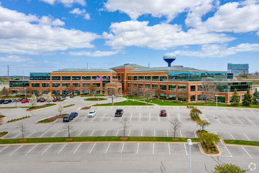 10000 Innovation Dr, Wauwatosa, WI for lease - Building Photo - Image 2 of 15