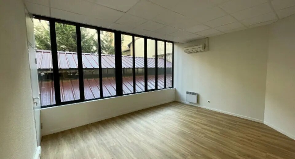 Office in Lyon for lease Interior Photo- Image 1 of 5