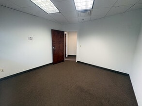 27 Horseneck Rd, Fairfield, NJ for lease Interior Photo- Image 2 of 15