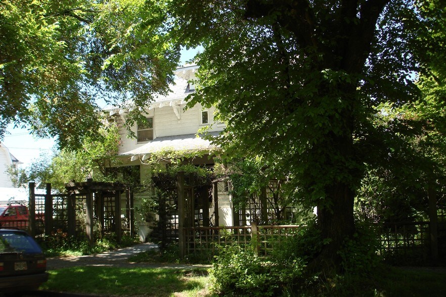 1833 NE 52nd Ave, Portland, OR for sale - Primary Photo - Image 1 of 1