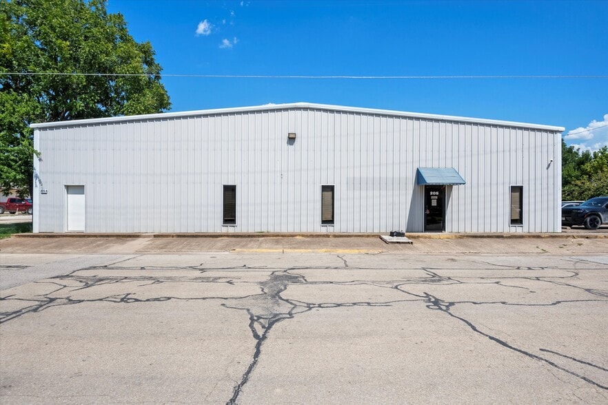 205 S Wilhite St, Cleburne, TX 76031 portfolio of 3 properties for sale on LoopNet.com - Building Photo - Image 3 of 43