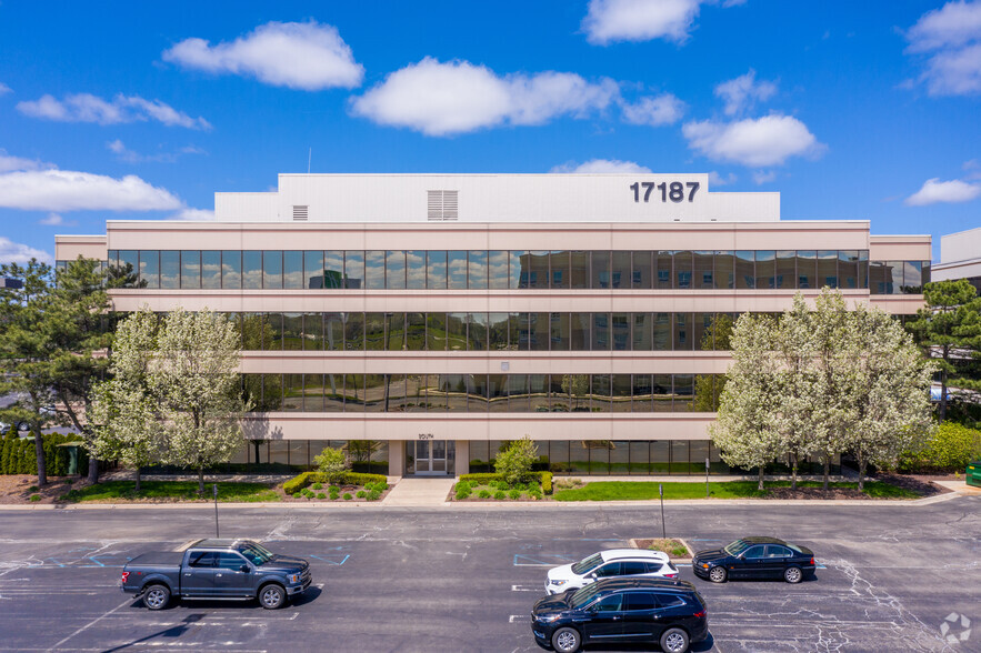 17187 N Laurel Park Dr, Livonia, MI for lease - Building Photo - Image 2 of 9