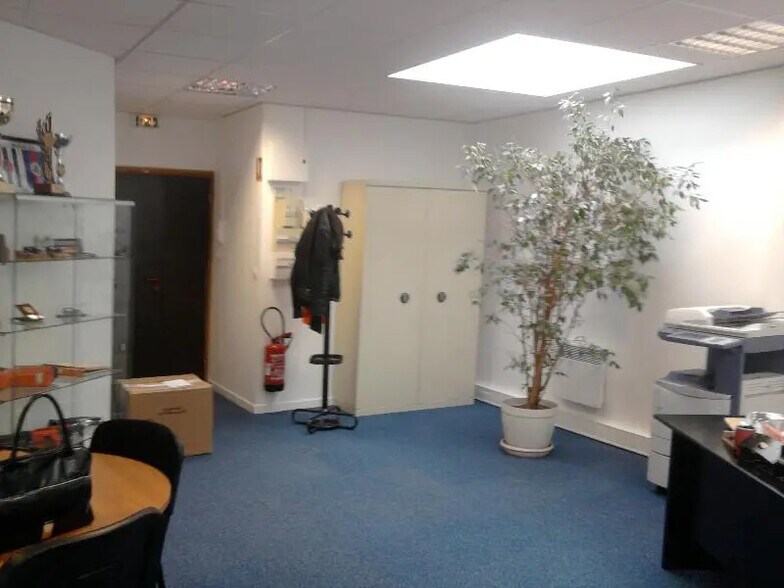 Office in Caen for lease - Building Photo - Image 2 of 5