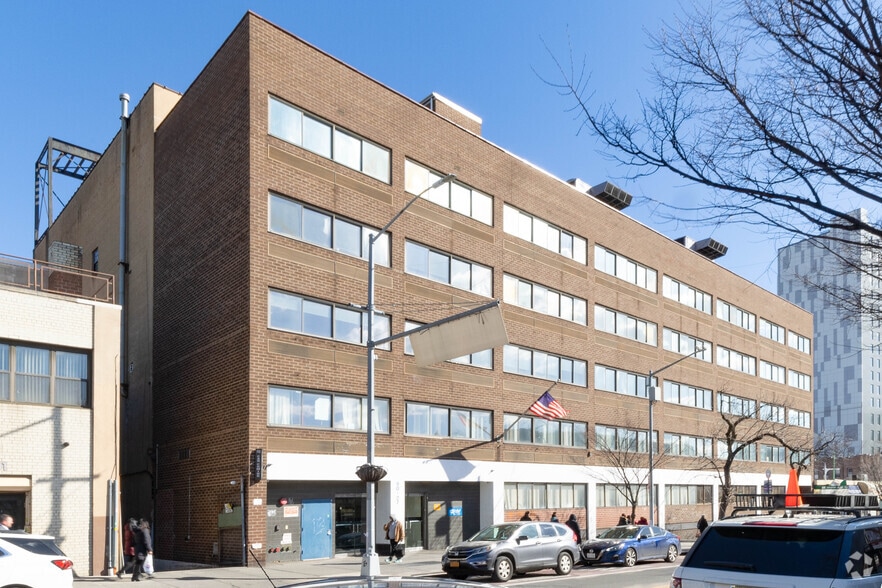9015-9027 Sutphin Blvd, Jamaica, NY for lease - Building Photo - Image 3 of 4
