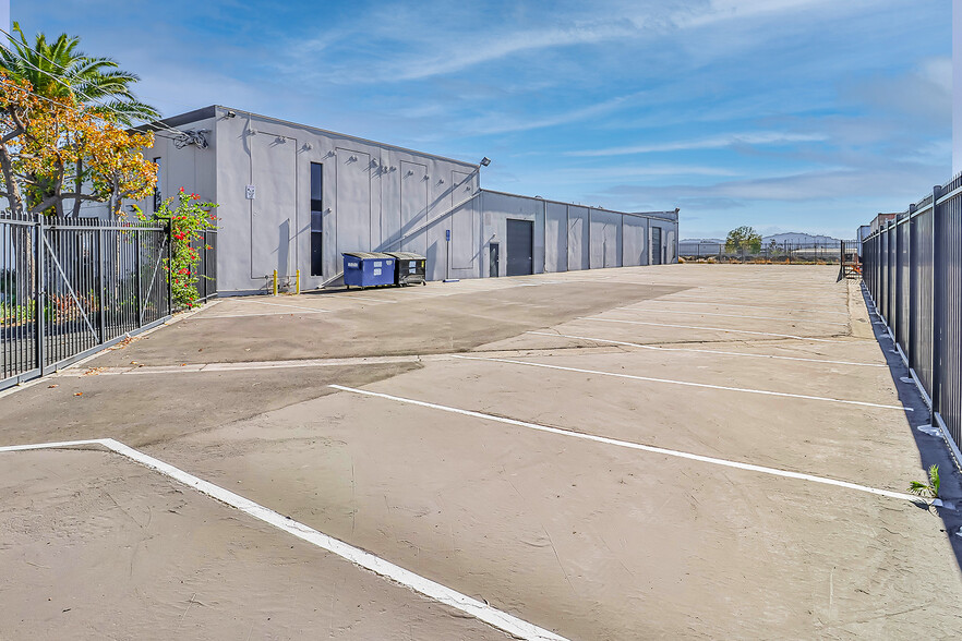 11166 Gault St, North Hollywood, CA for lease - Building Photo - Image 3 of 11