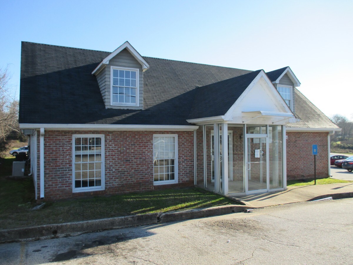 16 Lee St, Winder, GA 30680