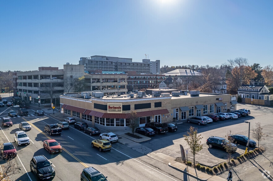 261-275 Centre St, Newton, MA for lease - Building Photo - Image 2 of 3