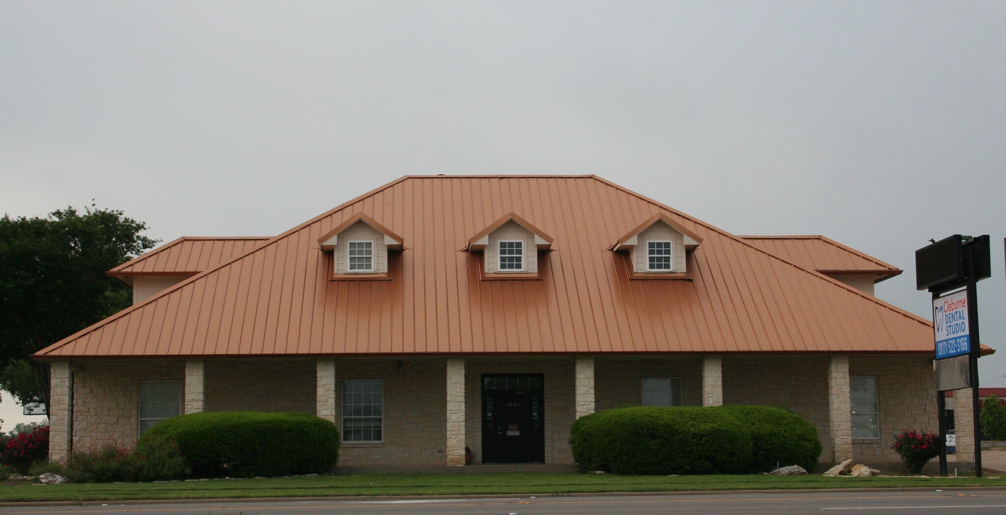 1601 W Henderson St, Cleburne, TX for lease Building Photo- Image 1 of 21