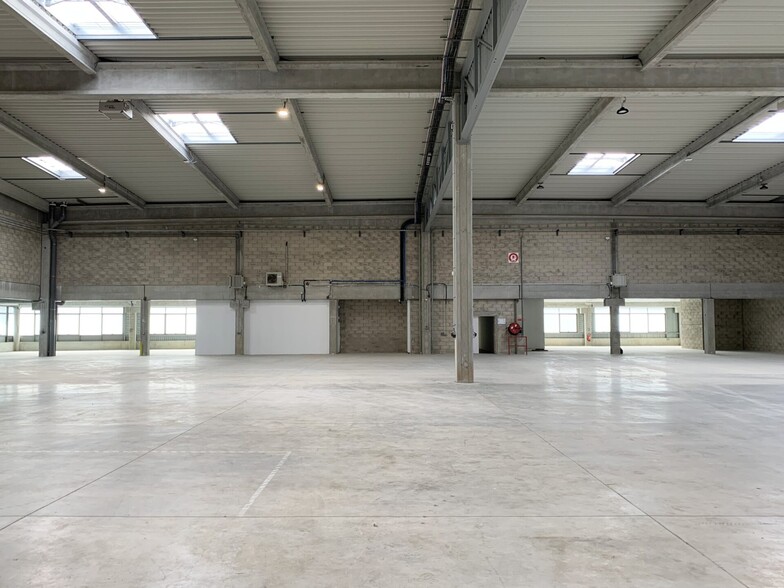 Industrial in Lieusaint for lease - Interior Photo - Image 1 of 2