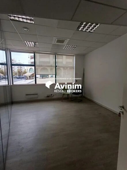 Retail in Nice for lease - Interior Photo - Image 2 of 6