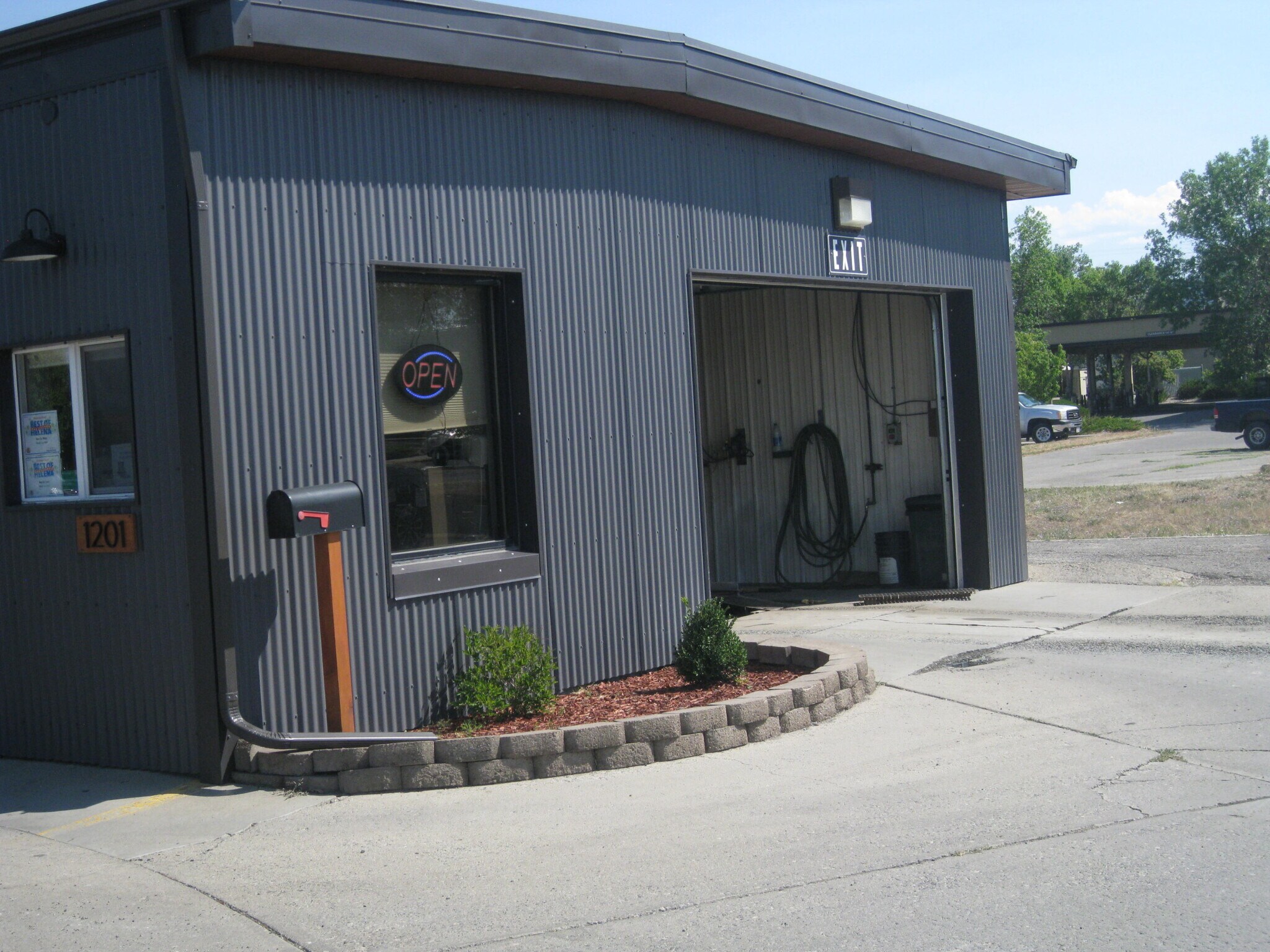 1201 Cedar St, Helena, MT 59601 Woody's Car Wash