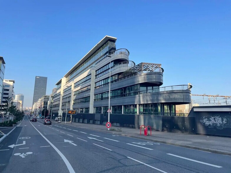 Office in Lyon for lease - Building Photo - Image 1 of 1