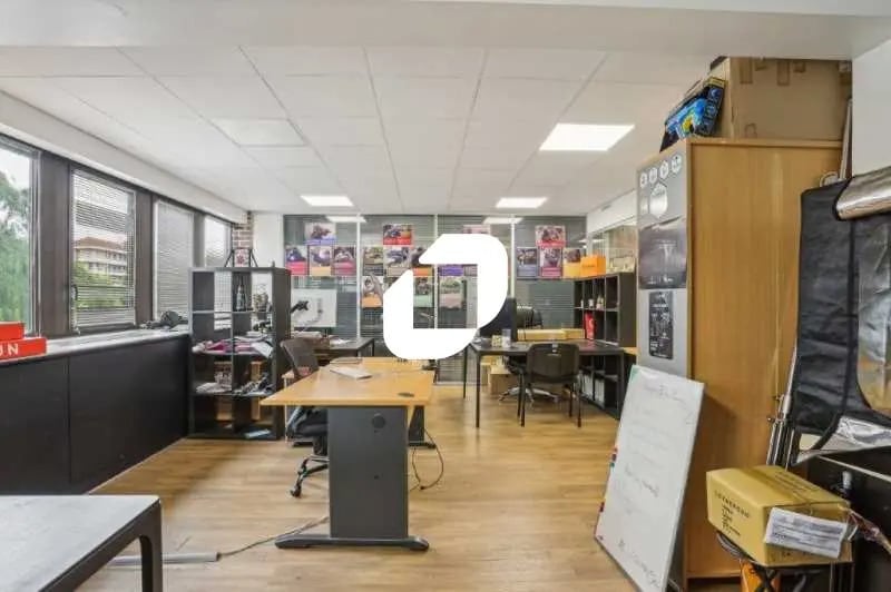 Office in Suresnes for lease - Building Photo - Image 2 of 8