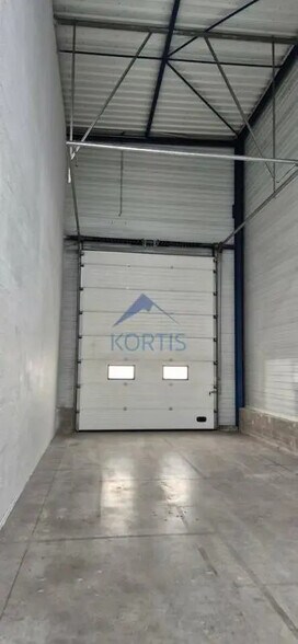 Flex in Dagneux for lease - Interior Photo - Image 3 of 12