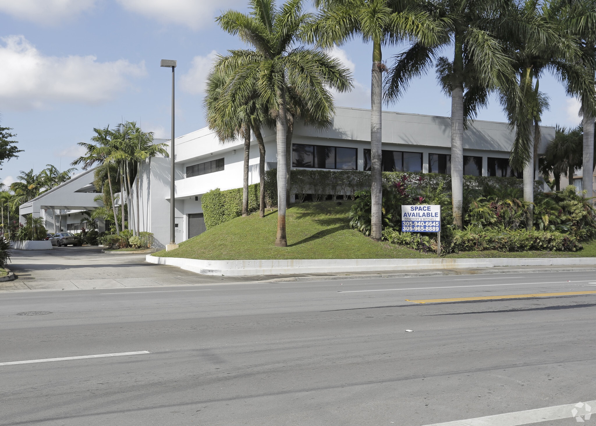 16400 NW 2nd Ave, Miami, FL for lease Primary Photo- Image 1 of 5