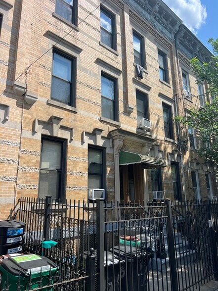 2056 Gates Ave, Ridgewood, NY for sale - Primary Photo - Image 1 of 1