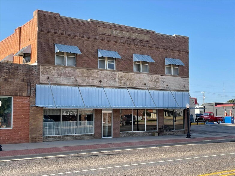 230 E Main St, Munday, TX 76371