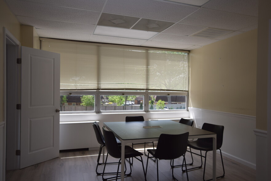 417 W Broad St, Falls Church, VA for lease - Interior Photo - Image 2 of 8