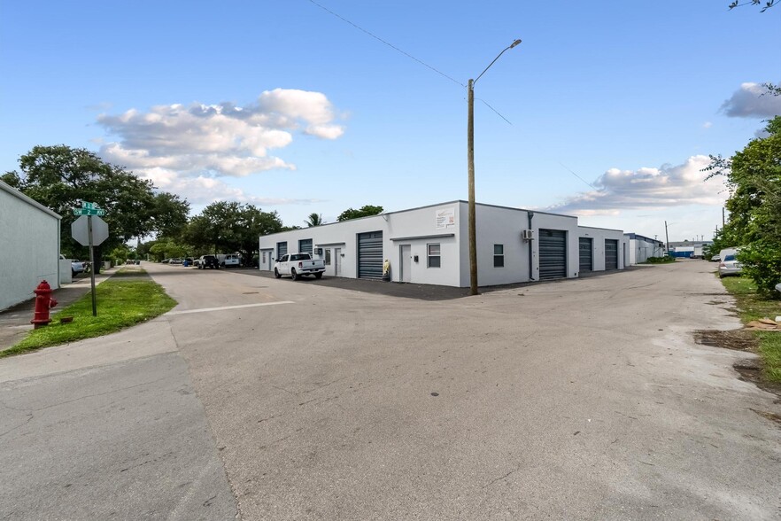 201-215 SW 21st St, Fort Lauderdale, FL for lease - Building Photo - Image 3 of 36