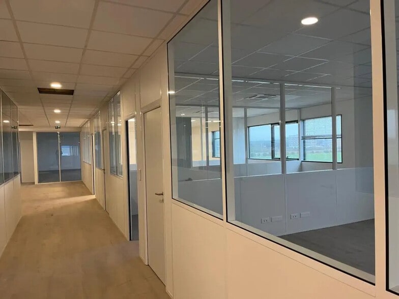 Flex in Taverny for lease - Interior Photo - Image 3 of 7