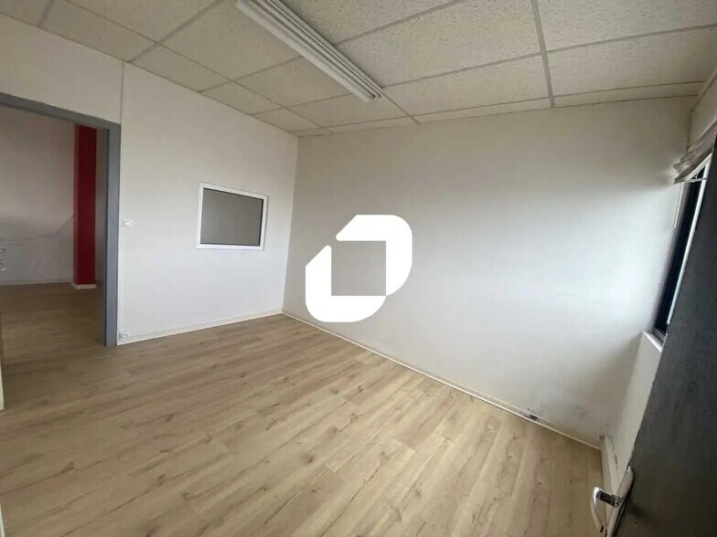 Office in Blanquefort for lease - Building Photo - Image 3 of 27