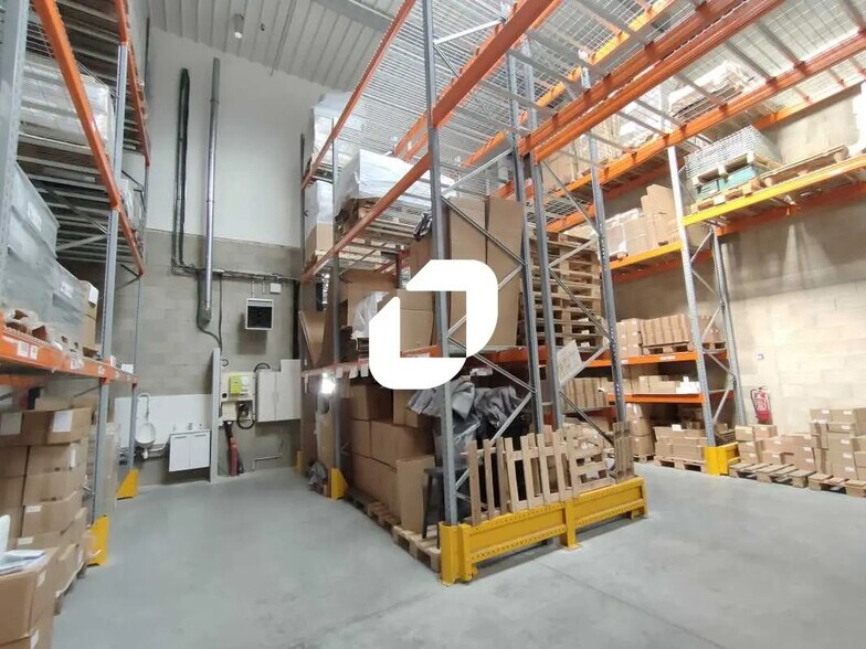 Flex in SAINT CYR L ECOLE for lease - Interior Photo - Image 1 of 6