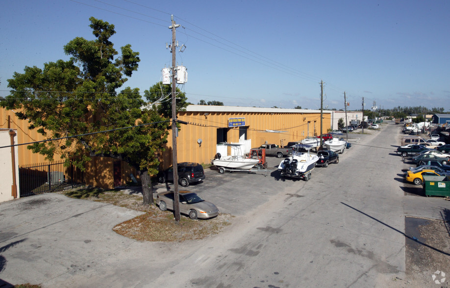 2305 NW 150th St, Opa Locka, FL for lease - Primary Photo - Image 1 of 6